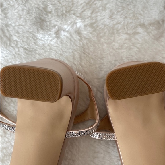 Jewel Badgley Mischka Cream and Silver Heels Sophisticated Style - Picture 12 of 13